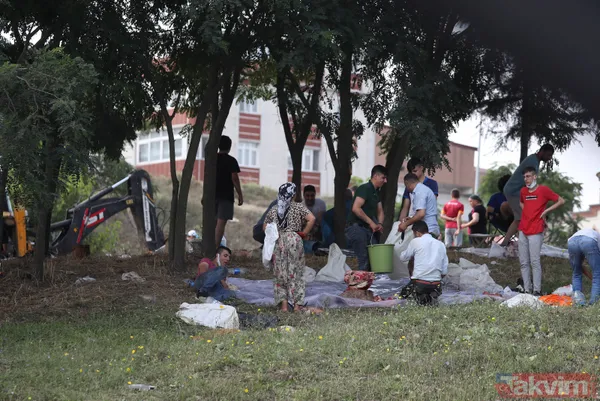 "Bu alanda kesim yasak" afişinin altında kaçak olarak kurban kesimi yaptılar - 24