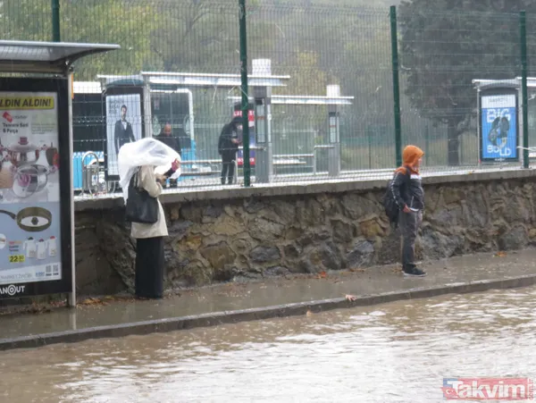 Meteoroloji İstanbul'u uyarmıştı! Beykoz'da yollar göle döndü, sürücüler zor anlar yaşadı - 20