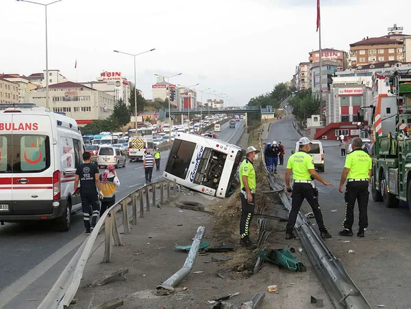 Son dakika: İstanbul Pendik'te feci kaza! Yolcu otobüsü yan yattı! Çok sayıda yaralı var-1