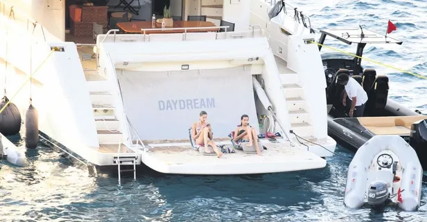 Güzeller teknesi! Tescilli mankenler Türkbükü'nde görenleri büyüledi