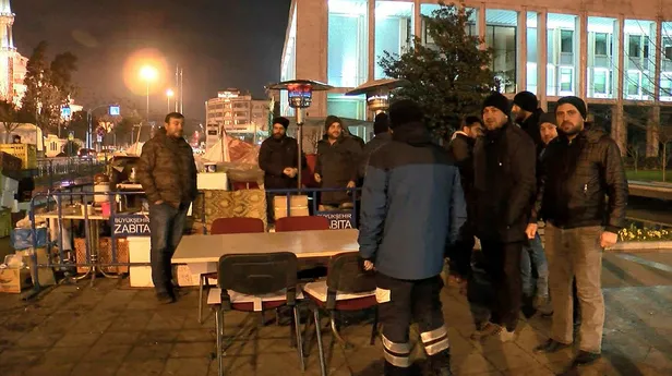 İmamoğlu'nun işten attığı işçiler yeni yıla İBB binası önünde girdiler: "Bu zulme son verin!"-4