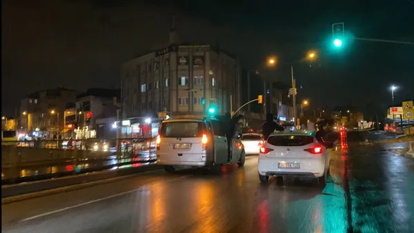 umraniyede-yine-bir-olayli-asker-eglencesi-trafik-magandalari-alt-gecidi-kapatti-1643613354574.jpg Ümraniye’de yine bir olaylı asker eğlencesi! Trafik magandaları alt geçidi kapattı-4