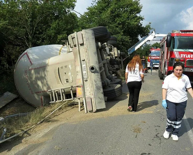 Beykoz’da korkutan kaza! Tanker devrildi