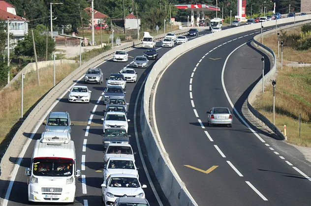 Tatili fırsat bilip yola çıkacaklar dikkat! O yönde trafik kilitlendi