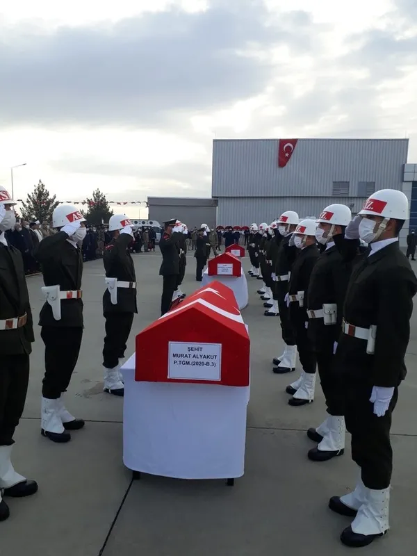 sanliurfa-sehitleri-memleketlerine-ugurlandi-tegmen-murat-alyakutun-esi-tabutuna-sarildi-1641710982531.jpg Şanlıurfa şehitleri memleketlerine uğurlandı! Teğmen Murat Alyakut'un eşi tabutuna sarıldı-4