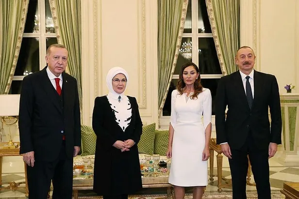 baskan-erdogan-ve-esi-emine-erdogan-bakude-resmi-aile-yemegine-katildi-1607623938098.jpeg Başkan Erdoğan ve eşi Emine Erdoğan Bakü’de resmi aile yemeğine katıldı-1