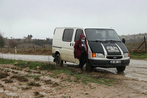 kizi-egitiminden-geri-kalmasin-diye-internet-ceken-tarlaya-baraka-yapti-kiz-cocuklari-ekonomik-ozgurluklerini-kazanmalidir-1611762254073.jpg Kızı eğitiminden geri kalmasın diye internet çeken tarlaya baraka yaptı: Kız çocukları ekonomik özgürlüklerini kazanmalıdır-7