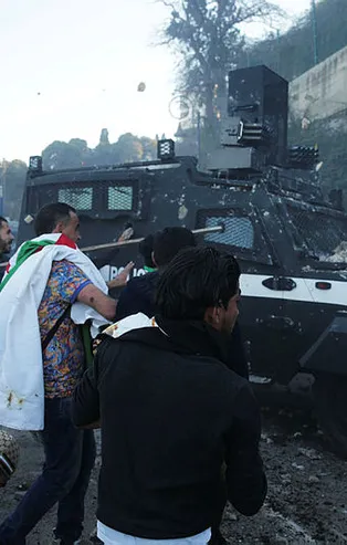 Cezayir karıştı! Sivil halk polisleri korudu