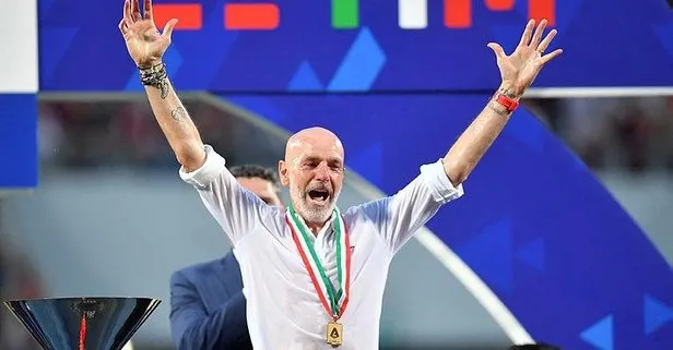 Milan teknik direktörü Stefano Pioli şampiyonluk madalyasını çaldırdı: Lütfen onu geri getirin