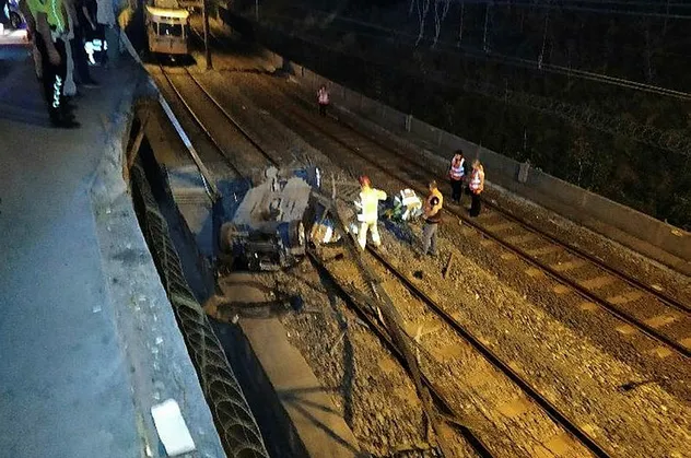 İstanbul'da feci kaza! Metro raylarına uçtu