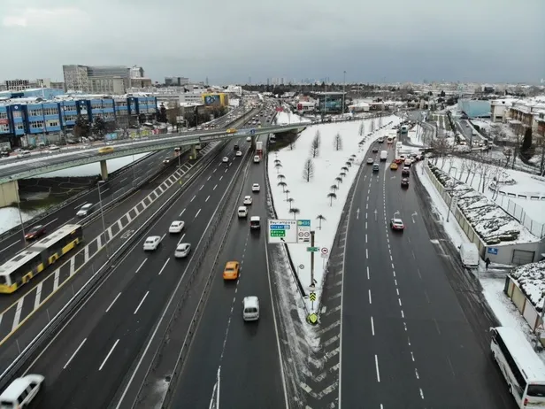 Son dakika: İstanbul Esenyurt'ta kar yağışı sebebi ile kayan yolcu minibüsü kaza yaptı! Kaza anı kamerada-5