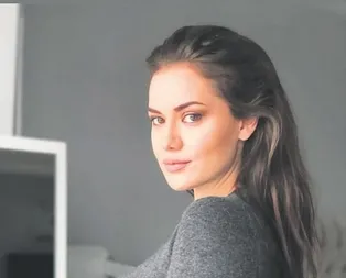 Oğlunu ayın 20’sinde dünyaya getirmesi beklenen Burak Özçivitin eşi Fahriye Evcen normal doğumda ısrarlı