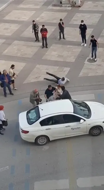 yol-vermeyen-surucuyu-tek-yumrukla-yikti-1650617795692.jpg Yol vermeyen sürücüyü tek yumrukla yıktı-2