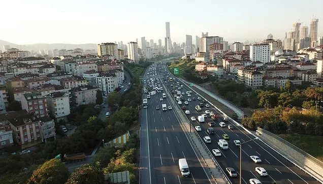 TEM'de trafiği kilitleyen kaza