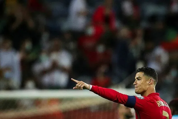 rekora-doymuyor-cristiano-ronaldo-luksemburg-karsisinda-hat-trick-yaparak-tarihe-gecti-1634073591263.jpeg Rekora doymuyor! Cristiano Ronaldo Lüksemburg karşısında hat-trick yaparak tarihe geçti-3