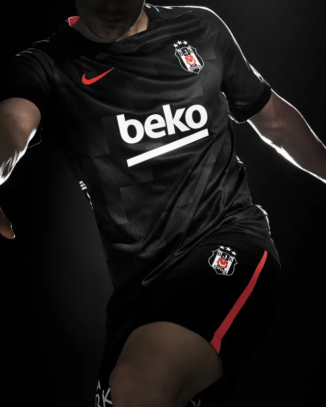 Beşiktaş'ın yeni 2026-2027 formaları satışa çıktı-5