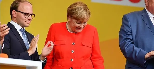 Merkel'e dometesli protesto