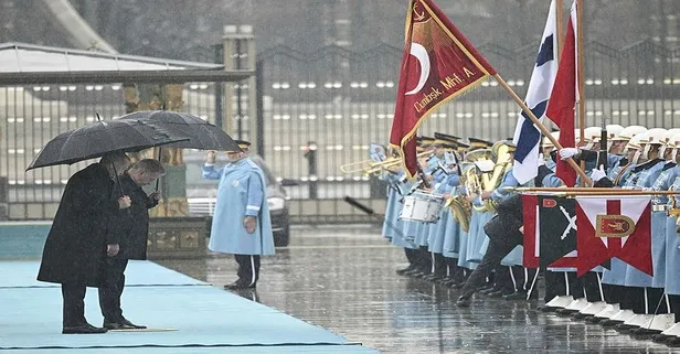 Başkan Erdoğan, Fin gazeteciye ayakkabı hediye etti: Yenilememiz lazım