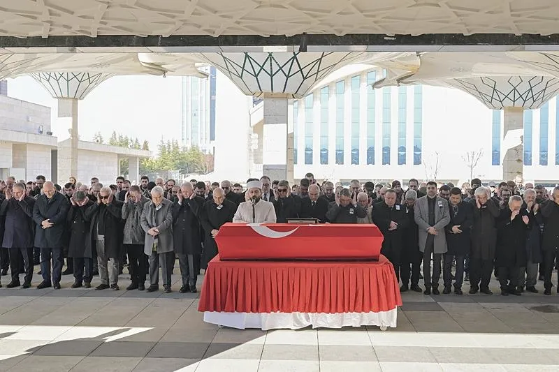 Vefat eden eski bakan Nahit Menteşe'nin cenazesi TBMM'deki ilk törenin ardından Ahmet Hamdi Akseki Camisi'ne getirildi. Öğle namazı sonrası düzenlenen cenaze törenine Menteşe'nin ailesi ve yakınlarının yanı sıra AK Parti Genel Başkanvekili Efkan Ala, TBMM İçişleri Komisyonu Başkanı Süleyman Soylu, Demokrat Parti Genel Başkanı Gültekin Uysal ile bazı milletvekilleri, eski bakanlar, siyasiler ve vatandaşlar katıldı. (AA)