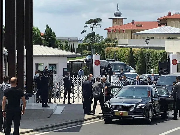 baskan-erdogan-cuma-namazini-kerem-aydinlar-camisinde-kildi-1593170017508.jpg Başkan Erdoğan pandemi sürecinden sonra ilk kez İstanbul'da bir camide cemaatle cuma namazı kıldı-1