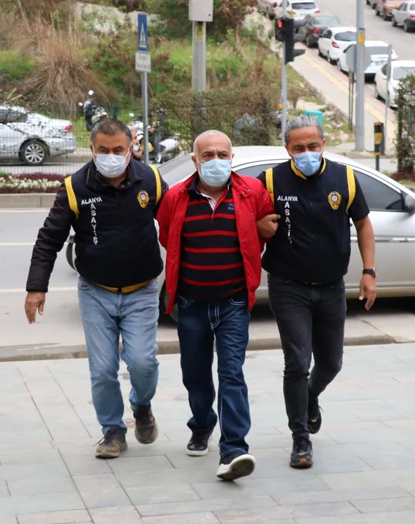 esini-olduren-sanik-elime-yapisti-silah-ates-aldi-1633698668637.jpg Eşini öldüren sanık: Elime yapıştı silah ateş aldı-5