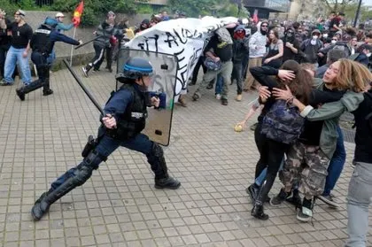 Fransız polisinden eylemcilere sert müdahale