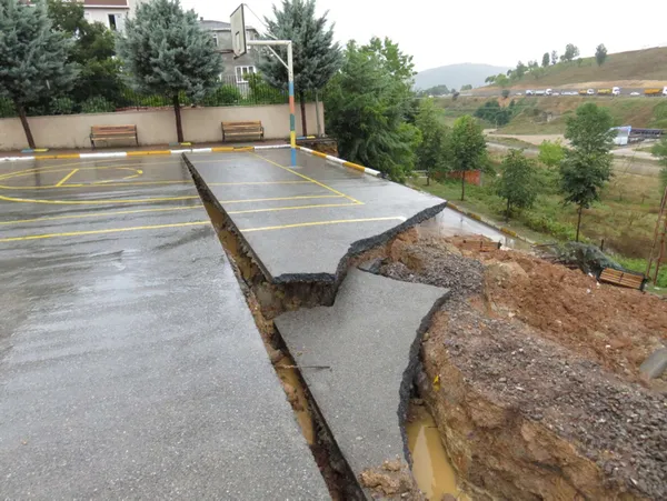 Son dakika: Sancaktepe'de okulun istinat duvarı çöktü-2