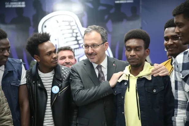 genclik-ve-spor-bakani-mehmet-muharrem-kasapoglu-karsta-ogrencilerle-iftar-yapti-1650306665898.jpg Gençlik ve Spor Bakanı Mehmet Muharrem Kasapoğlu Kars'ta öğrencilerle iftar yaptı-2