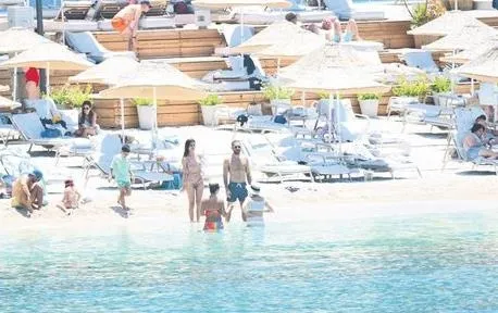 asiklar-ilk-kez-goruntulendi-sosyetik-allan-hakko-ve-selin-yagcioglu-aski-belgelendi-1688844578646.jpeg Aşıklar ilk kez görüntülendi! Sosyetik Allan Hakko ve Selin Yağcıoğlu çifti aşk tatilinde...-3