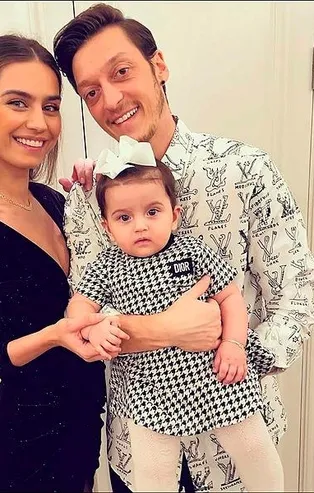 Mesut Özil yeşil sahalardan uzaklaştıkça ticarette ilerliyor! Yeni yatırımında eşi Amine Gülşe'ye büyük jest