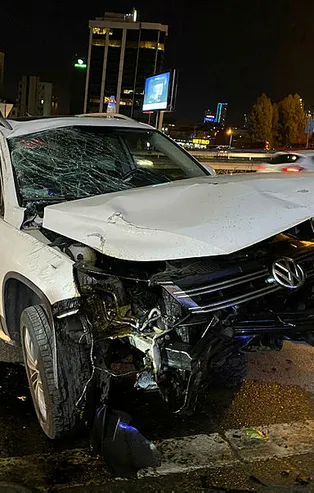 Kadıköy'de kontrolden çıkan cip bariyerlere girdi