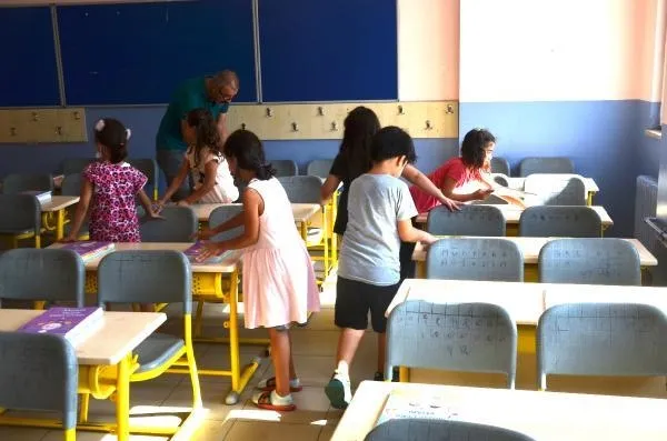 Yüz yüze eğitime günler kala ders kitapları sıralara konulmaya başlandı-3