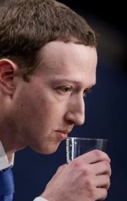 Facebook'ta deprem! Dev isim istifa etti