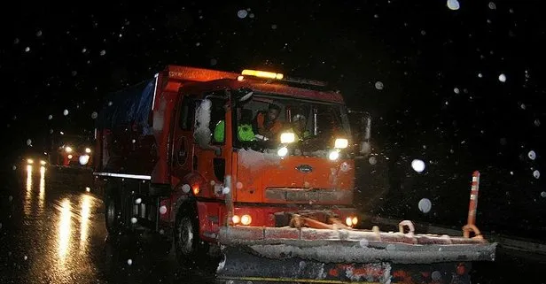 Manisa’da yollarda kar mesaisi: Ekipler çalışmalarını sürdürüyor