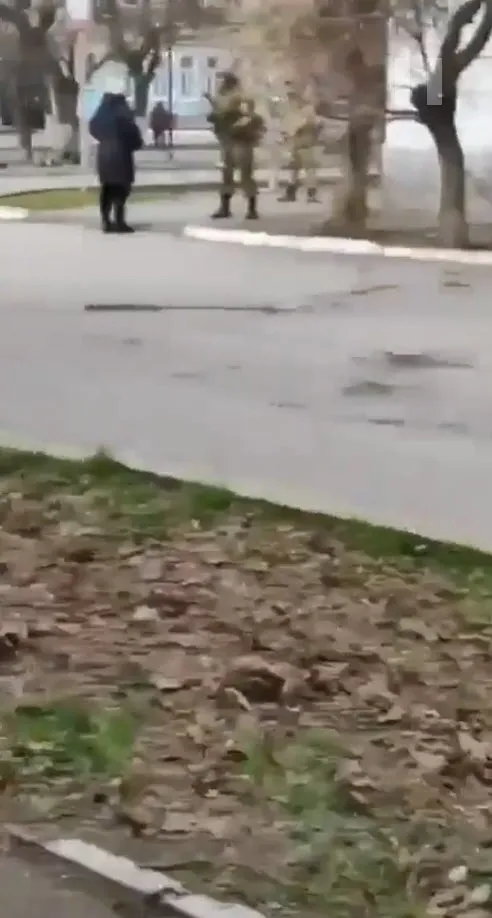 rusya-ukrayna-savasi-ukraynali-kadin-rus-askerine-boyle-ders-verdi-burasi-benim-topragim-siz-isgalciniz-1645875566934.jpg Rusya Ukrayna savaşı! Ukraynalı kadın Rus askerine böyle ders verdi “Burası benim toprağım siz işgalciniz”-2