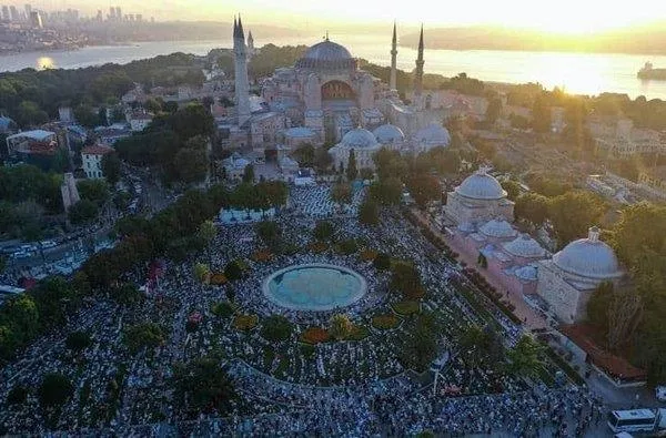 Namaz kılarken biri düştü namazı bırakıp ona müdahale etmeli miyim? | Prof. Dr. Nihat Hatipoğlu cevapladı-8