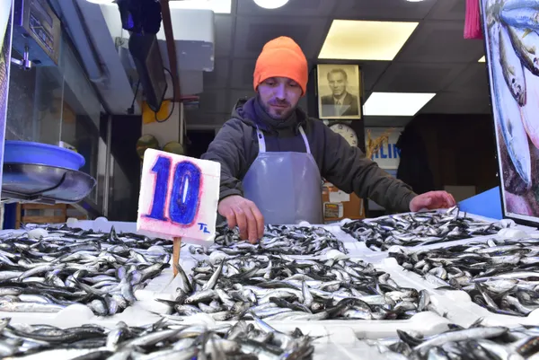 trabzondaki-tezgahlarda-hamsi-bollugu-yasaniyor-hamsinini-kilo-fiyatinda-dusus-1637241150642.jpg