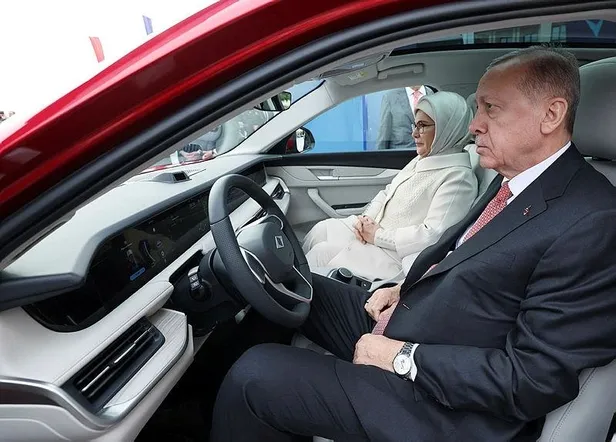 Başkan Erdoğan ile eşi Emine Erdoğan'ın Togg ile yaptığı ilk sürüşün araç içi görüntüleri ortaya çıktı: "Türk Sanat Musikisini nereden dinleyeceğiz?"-4