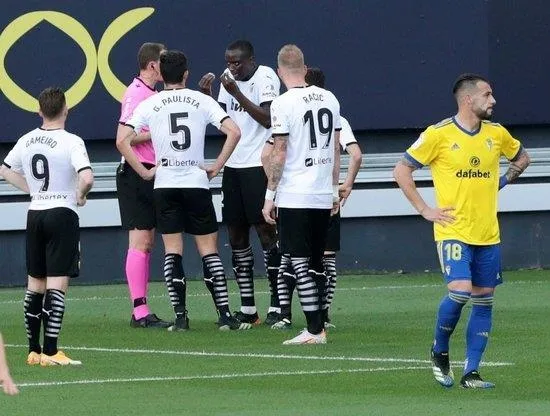 ispanya-la-ligada-cadiz-valencia-macinda-diakhabye-irkci-saldiri-1617569875401.jpeg İspanya La Liga'da Cadiz-Valencia maçında Diakhaby'e ırkçı saldırı!-1