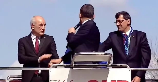 CHP'li Özgür Özel yine rezil oldu! Bu sefer Kütahya: Aday yerine başka birinin elini kaldırdı