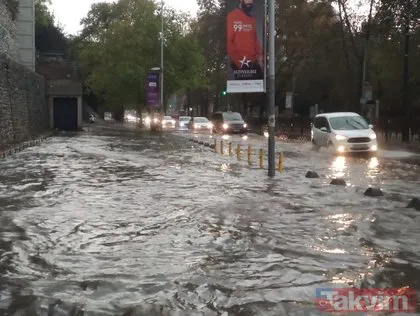 SON DAKİKA: İstanbulluların yağmur çilesi: Yolları su bastı, rögarlar taştı