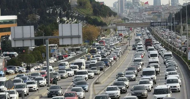 Sokak kısıtlaması öncesi İstanbul'da trafik yoğunluğu yüzde 63 ile rekor seviyeye çıktı