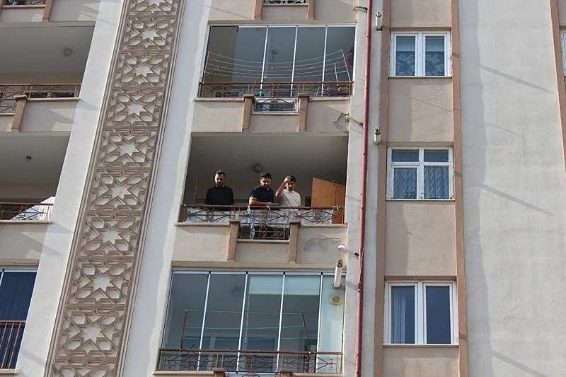 cay-keyfi-kotu-bitti-balkondan-dusen-adam-agir-yaralandi-1790346153387.jpeg Çay keyfi kötü bitti: Balkondan düşen adam ağır yaralandı-3