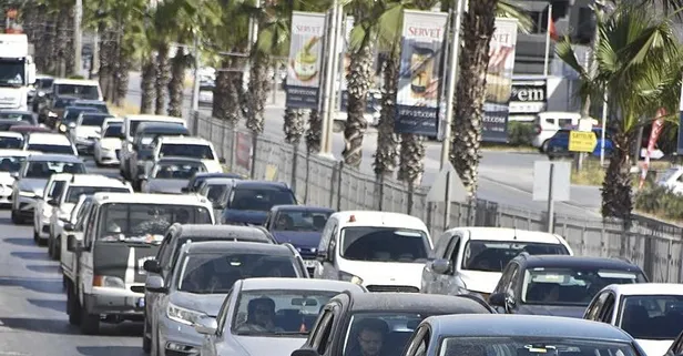 Tatil yerlerinde "Bayram" yoğunluğu: Antalya'da sahillere akın, Bodrum'da 10 binlerce araç girişi...