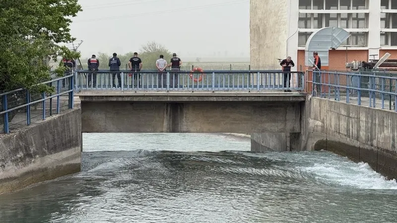 adanada-sulama-kanalina-giren-16-yasindaki-cocuk-akintiya-kapilarak-kayboldu-1776526288422.jpeg Adana'da sulama kanalına giren 16 yaşındaki çocuk akıntıya kapılarak kayboldu-4