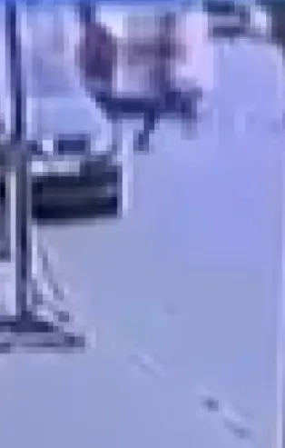 Bu kaçıncı başıboş köpek dehşeti? Köpek saldırısından kaçan çocuğa minibüs çarptı! Metrelerce havaya uçtu