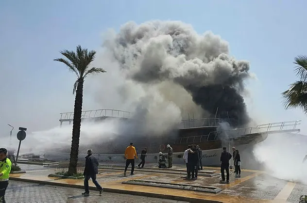 Çeşme'de gezi teknesinde yangın