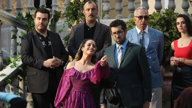 bayi-toplantisi-filmi-nerede-hangi-otelde-cekildi-bayi-toplantisi-oyuncularikarakterleri-kimler-1633864248620.jpg Bayi Toplantısı filmi nerede hangi otelde çekildi? Bayi Toplantısı oyuncuları/karakterleri kimler?-3