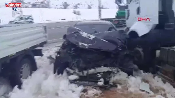 Bitlis'te iki ayrı kazada 12 kişi yaralandı