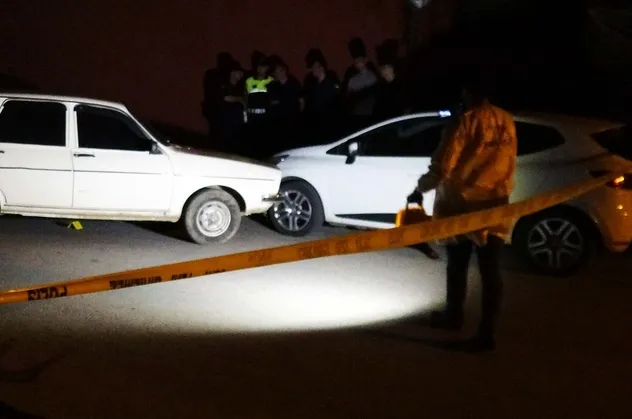Mersin'de şikayet edilen şahıs dehşet saçtı! Otomobile kurşun yağdırdı